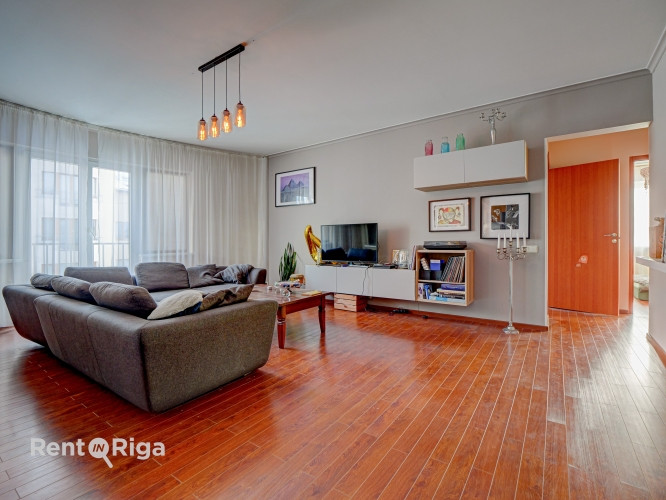 Apartment in a new development with underground parking and a storage room.  The layout includes a l Рига - изображение 1