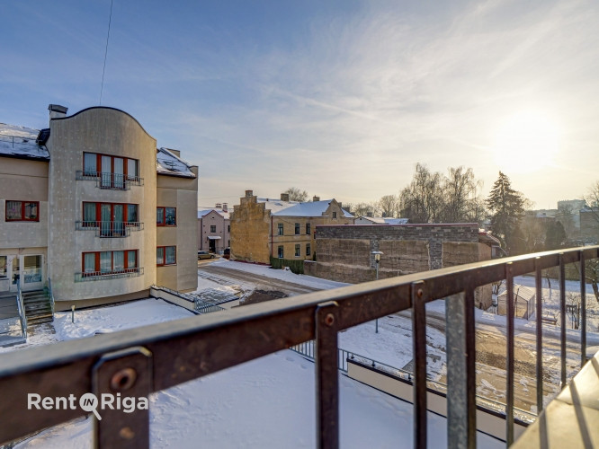 Apartment in a new development with underground parking and a storage room.  The layout includes a l Рига - изображение 9