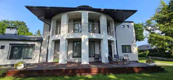 Элегантный 2х-этажный частный дом в спокойном и зелёном окружении!  Продаётся дом Юрмала
