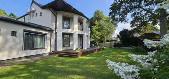 Элегантный 2х-этажный частный дом в спокойном и зелёном окружении!  Продаётся дом Юрмала