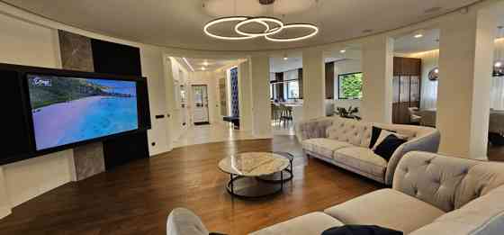 Элегантный 2х-этажный частный дом в спокойном и зелёном окружении!  Продаётся дом Юрмала