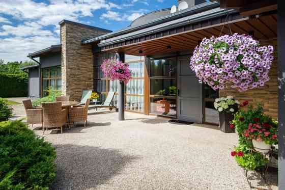 Brīnišķīga pērle Lielupes krastā!  Īpšuma sastāvā ir moderna un eleganta dzīvojamā māja ar 5 istabām Юрмала