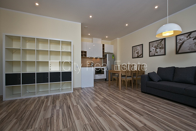 Fasādes māja, renovēta māja, slēgts pagalms, kāpņu telpa pēc kosmētiskā remonta, istabas Rīga - foto 1