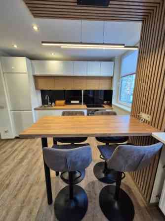 Izīrē 3 istabu dzīvokli ar 2 balkoniem!  Ienākot dzīvokli atrodas virtuve ar viesistabu, kā arī var  Рига