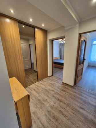 Izīrē 3 istabu dzīvokli ar 2 balkoniem!  Ienākot dzīvokli atrodas virtuve ar viesistabu, kā arī var  Рига