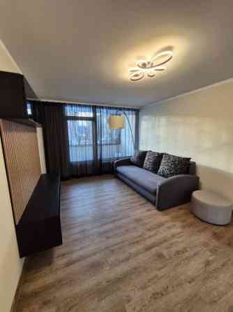 Izīrē 3 istabu dzīvokli ar 2 balkoniem!  Ienākot dzīvokli atrodas virtuve ar viesistabu, kā arī var  Рига