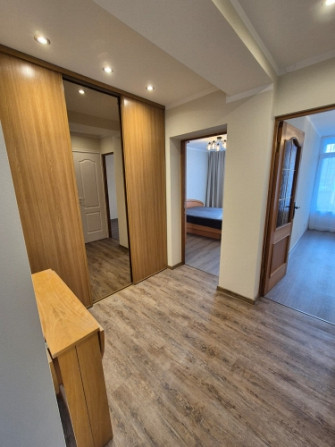 Izīrē 3 istabu dzīvokli ar 2 balkoniem!  Ienākot dzīvokli atrodas virtuve ar viesistabu, kā arī var  Рига - изображение 4