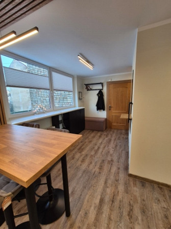 Izīrē 3 istabu dzīvokli ar 2 balkoniem!  Ienākot dzīvokli atrodas virtuve ar viesistabu, kā arī var  Рига - изображение 2