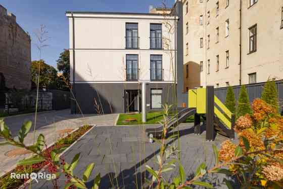 Funkcionāli pārdomāts un moderns dzīvoklis Rīgas vēsturiskajā centrā.  Piedāvājumā ir elegants studi Rīga