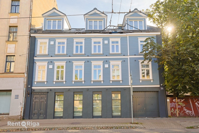 Funkcionāli pārdomāts un moderns dzīvoklis Rīgas vēsturiskajā centrā.  Piedāvājumā ir Rīga - foto 1