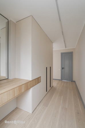 Funkcionāli pārdomāts un moderns dzīvoklis Rīgas vēsturiskajā centrā.  Piedāvājumā ir Rīga - foto 6