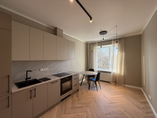 Izīrē 2-istabu dzīvokli renovētā ēkā!  Lauvas 7 ir viens no elegantākajiem renovētajiem Rīga - foto 3