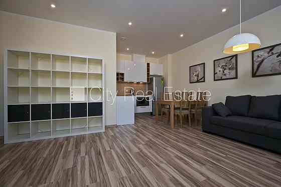 Фасадный дом, реновированный дом, закрытый двор, лестничная клетка после Рига