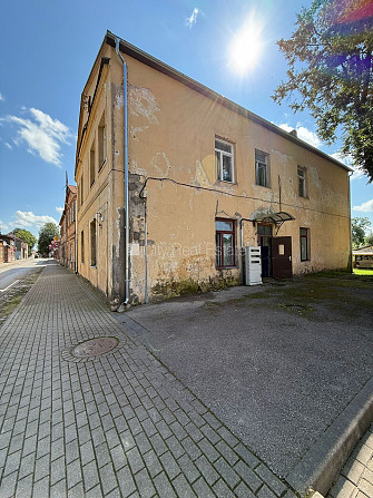 Tiek pārdots namīpašums Jaunjelgavas pilsētas centrā, kas sastāv no 7 dzīvokļiem. Lielisks Jaunjelgava - foto 1