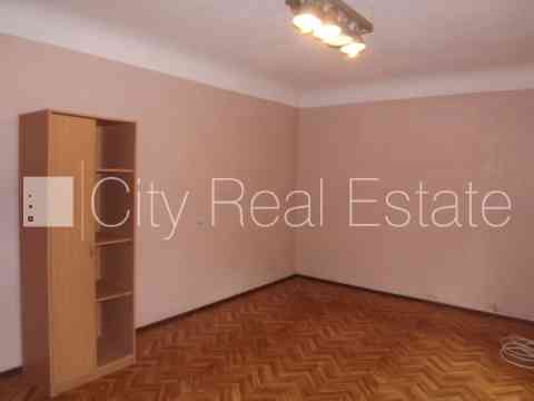 Фасадный дом, реновированный дом, закрытая территория, вход с улицы и со двора, Rīga