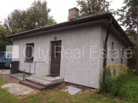 Фасадный дом, реновированный дом, закрытая территория, вход с улицы и со двора, Rīga