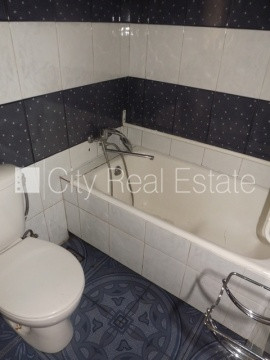 Fasādes māja, renovēta māja, slēgta teritorija, ieeja no ielas un pagalma, ir lifts, kāpņu Rīga - foto 12