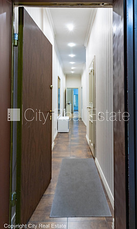 Renovēta māja, slēgts pagalms, ieeja no pagalma, kāpņu telpa pēc kapitālā remonta, logi Rīga - foto 19