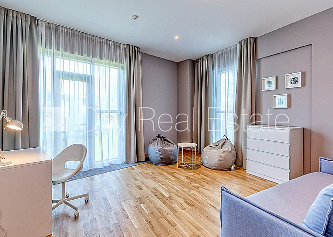 Privātmāja, labiekārtots apzaļumots pagalms, iežogota teritorija, logi vērsti mājas abās Rīga - foto 16