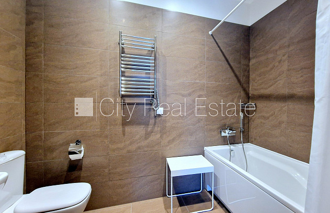 Privātmāja, labiekārtots apzaļumots pagalms, iežogota teritorija, logi vērsti mājas abās Rīga - foto 15