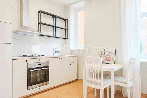 Фасадный дом, лестничная клетка после косметического ремонта, одна Rīga