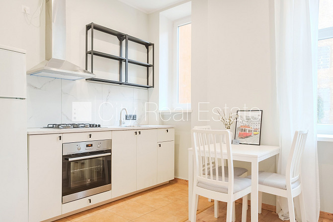 Fasādes māja, kāpņu telpa pēc kosmētiskā remonta, viena istaba izolēta, studio tipa, Rīga - foto 6