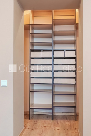 Fasādes māja, kāpņu telpa pēc kosmētiskā remonta, viena istaba izolēta, studio tipa, Rīga - foto 12