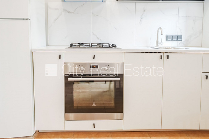 Fasādes māja, kāpņu telpa pēc kosmētiskā remonta, viena istaba izolēta, studio tipa, Rīga - foto 8