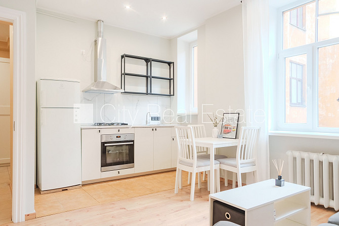 Fasādes māja, kāpņu telpa pēc kosmētiskā remonta, viena istaba izolēta, studio tipa, Rīga - foto 4