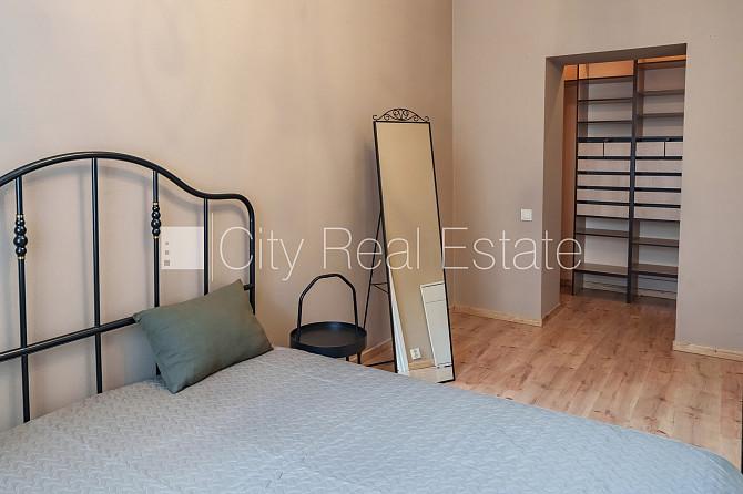 Fasādes māja, kāpņu telpa pēc kosmētiskā remonta, viena istaba izolēta, studio tipa, Rīga - foto 15