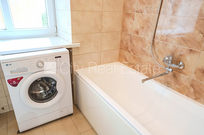 Fasādes māja, kāpņu telpa pēc kosmētiskā remonta, viena istaba izolēta, studio tipa, Rīga - foto 17