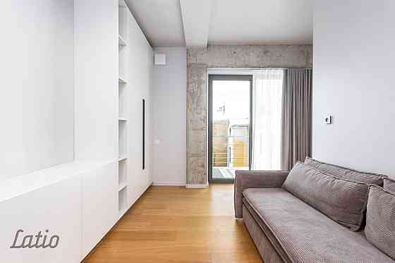 Izīrē pilnībā aprīkotu un mēbelētu studijas tipa dzīvokli pašā Rīgas centrā  Stabu ielā 2A, jaunajā  Рига