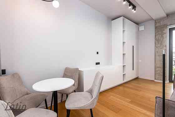 Izīrē pilnībā aprīkotu un mēbelētu studijas tipa dzīvokli pašā Rīgas centrā  Stabu ielā 2A, jaunajā  Рига