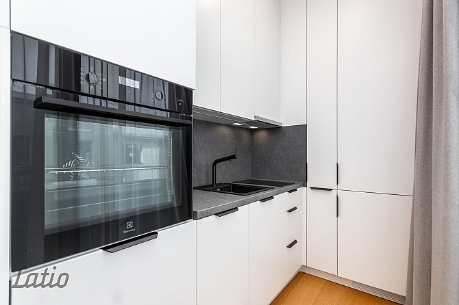 Izīrē pilnībā aprīkotu un mēbelētu studijas tipa dzīvokli pašā Rīgas centrā  Stabu ielā 2A, jaunajā  Рига - изображение 5