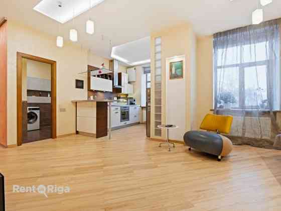 Izīrē 3 istabu dzīvokli centrā!  Dzīvoklis ir plašs un mājīgs - ar savu šarmu. Ienākot, koridors ar  Rīga
