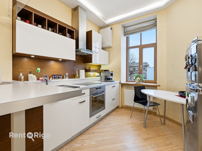 Izīrē 3 istabu dzīvokli centrā!  Dzīvoklis ir plašs un mājīgs - ar savu šarmu. Ienākot, Rīga - foto 5
