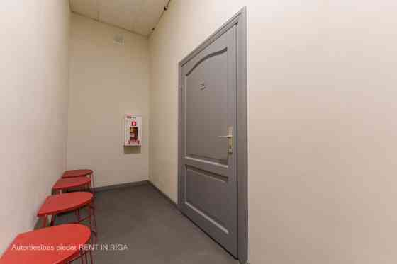 Biroja telpa reprezentablā ēkā Aspazijas bulvārī 32.  + tikko izremontētas telpas; + gaišas ar augst Rīga