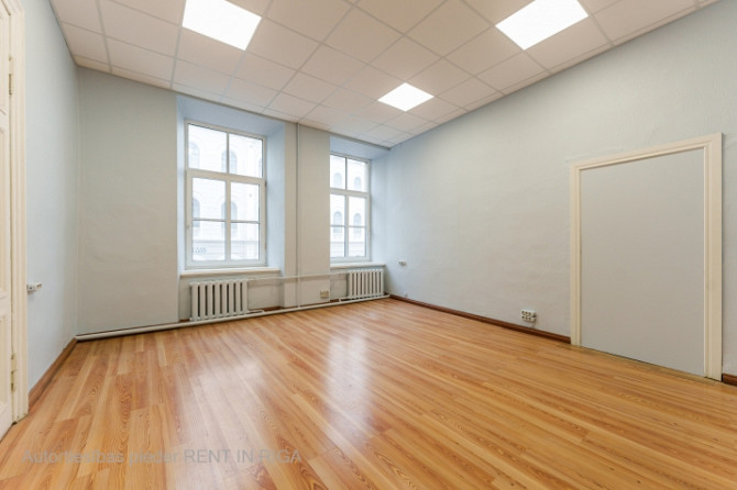 Biroja telpa reprezentablā ēkā Aspazijas bulvārī 32.  + tikko izremontētas telpas; + gaišas Rīga - foto 3