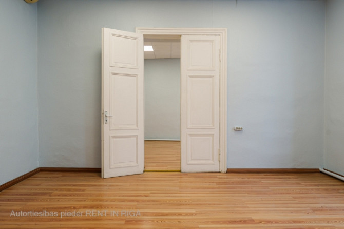 Biroja telpa reprezentablā ēkā Aspazijas bulvārī 32.  + tikko izremontētas telpas; + gaišas Rīga - foto 5