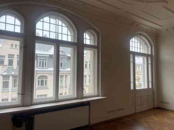 Продаётся элегантная квартира в полностью отреставрированном историческом Рига