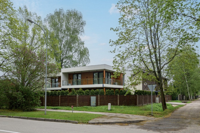 Ilgtermiņa īrei tiek piedāvāta moderna, stilīga un ļoti labi uzturēta māja Jūrmalā. Māja Jūrmala - foto 10