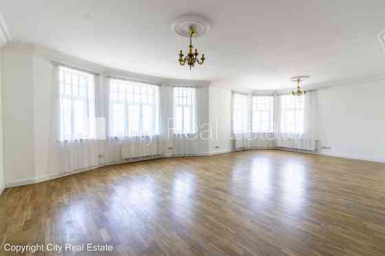 Фасадный дом, кирпичные стены, вход с улицы, лифт, лестничная клетка после Rīga