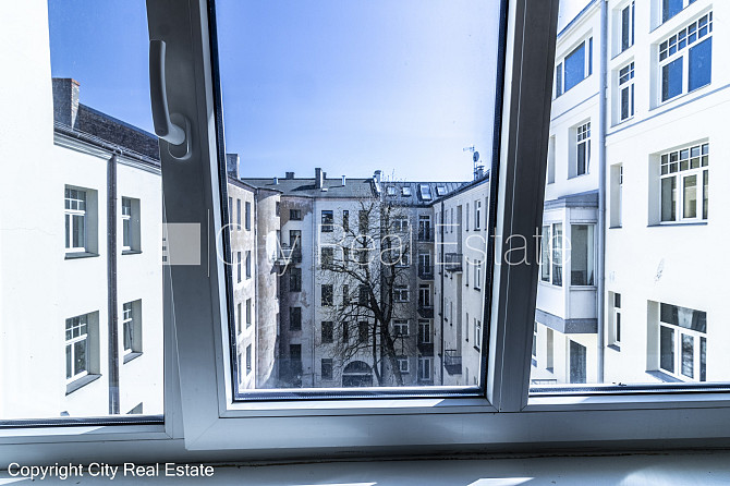 Fasādes māja, ķieģeļu mūra sienas, ieeja no ielas, ir lifts, kāpņu telpa pēc kosmētiskā Rīga - foto 16