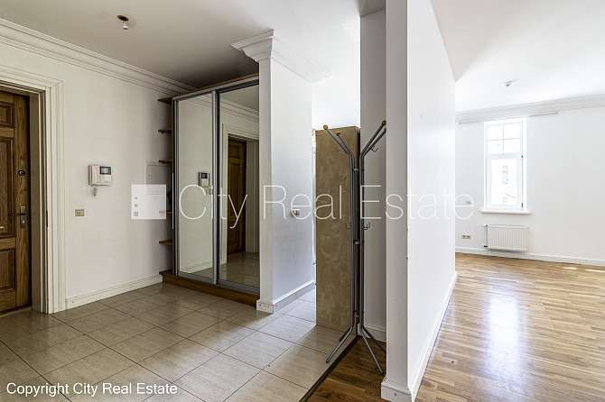 Fasādes māja, ķieģeļu mūra sienas, ieeja no ielas, ir lifts, kāpņu telpa pēc kosmētiskā Rīga - foto 14