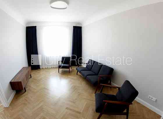 Фасадный дом, реновированный дом, вход с улицы, лестничная клетка после Rīga