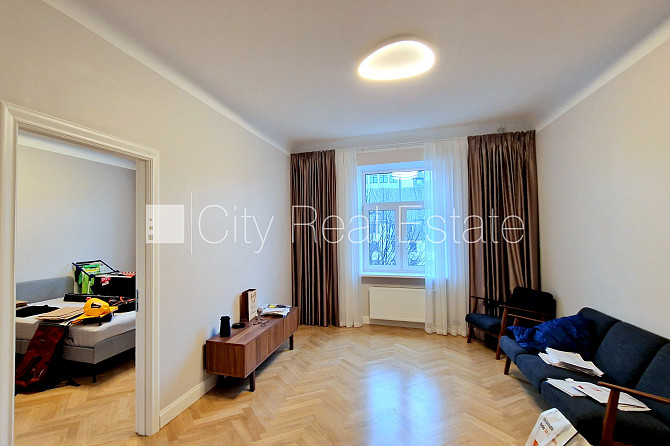 Fasādes māja, renovēta māja, ieeja no ielas, kāpņu telpa pēc kosmētiskā remonta, logi Rīga - foto 8