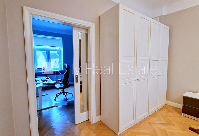 Fasādes māja, renovēta māja, ieeja no ielas, kāpņu telpa pēc kosmētiskā remonta, logi Rīga - foto 15