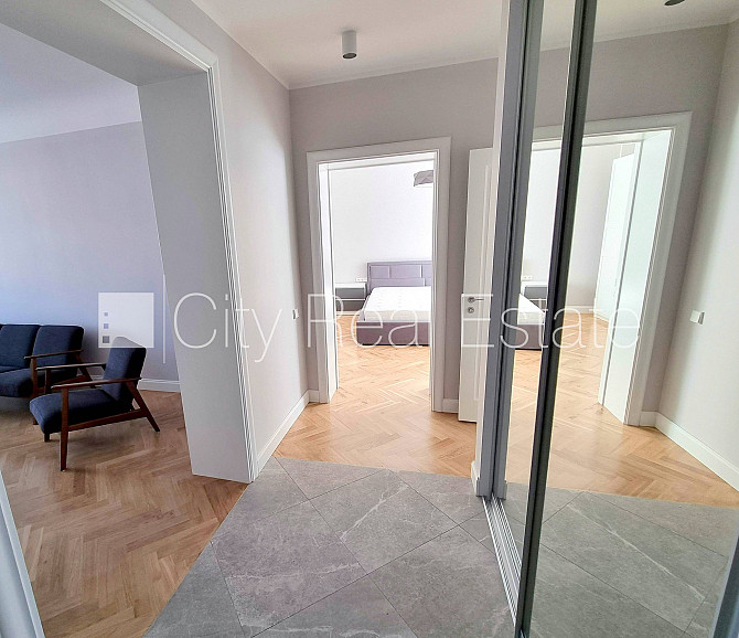 Fasādes māja, renovēta māja, ieeja no ielas, kāpņu telpa pēc kosmētiskā remonta, logi Rīga - foto 12