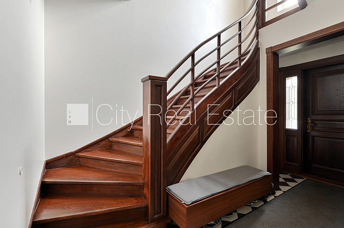 Fasādes māja, ieeja no ielas, kāpņu telpa pēc kapitālā remonta, logi vērsti uz pagalma Rīga - foto 13