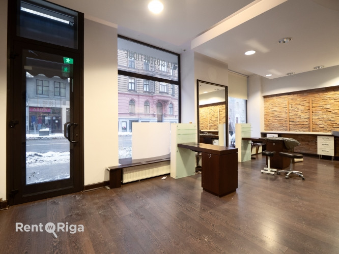 Salona vai veikala telpas ar lieliem skatlogiem.  Iepriekš telpās atradās frizieru un Rīga - foto 4